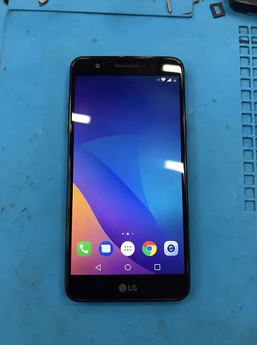 Celular LG ligado com a tela nova depois do reparo